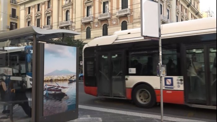 lanciano pietre contro un bus anm autista illeso