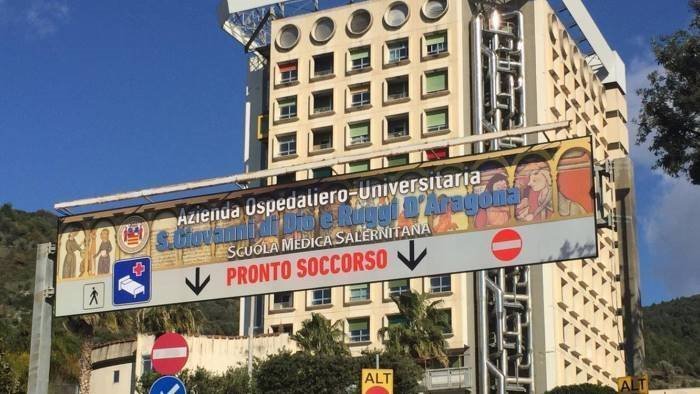 finisce con l auto nella scarpata polla piange il 78enne rolando marotta