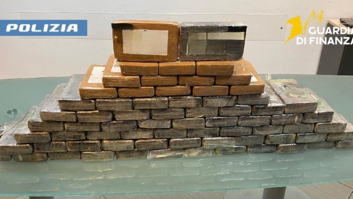 in auto con 80 chili di cocaina 25enne inseguito e arrestato a scampia
