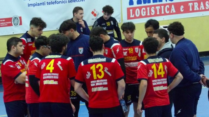 domenica ospiti del benevento l asd pallamano e l asd castelpoto