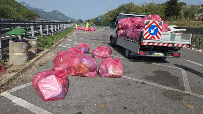 quintali di rifiuti abbandonati sull a2 in campo anche anas e polizia stradale