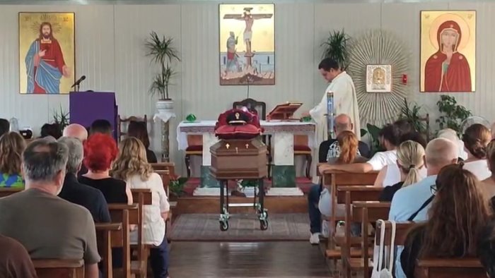 ucciso dal figlio della compagna i colleghi poliziotti salutano ciro