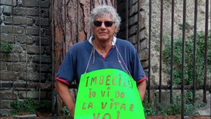 giu il pino secolare al vomero carmine attanasio dovete abbattere prima me