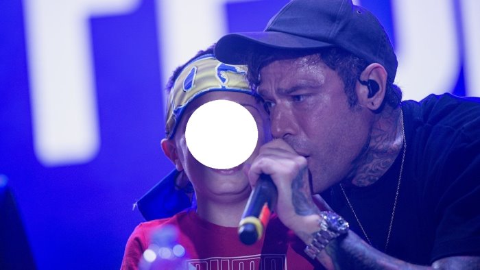 sanza sorpresa di fedez canta sul palco con un piccolo fan