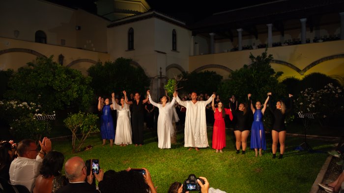 lo spettacolo figlio delle lacrime conquista benevento