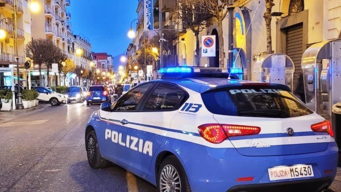 aggredita e minacciata dal compagno manette per un 52enne