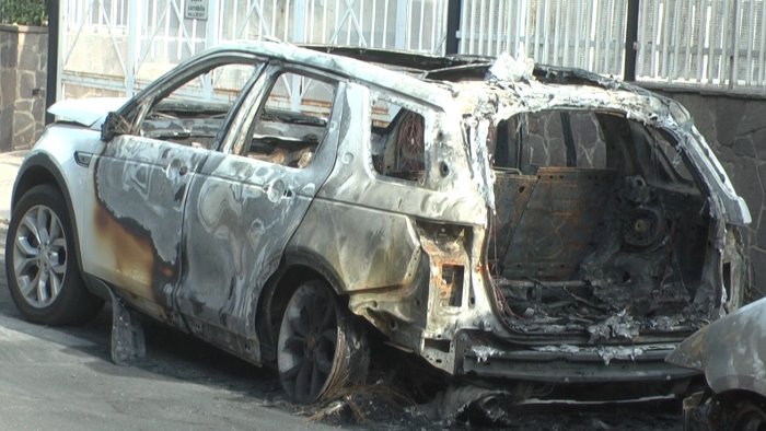 tre auto distrutte dalle fiamme paura a battipaglia si indaga