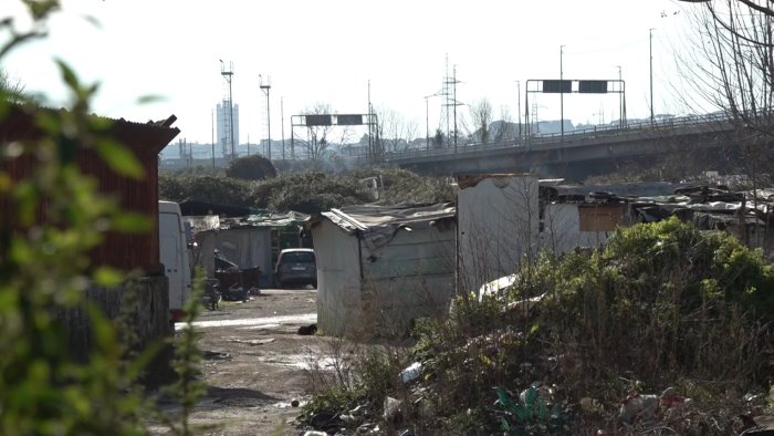sversano rifiuti nel campo rom di scampia presi dipendenti di un mobilificio