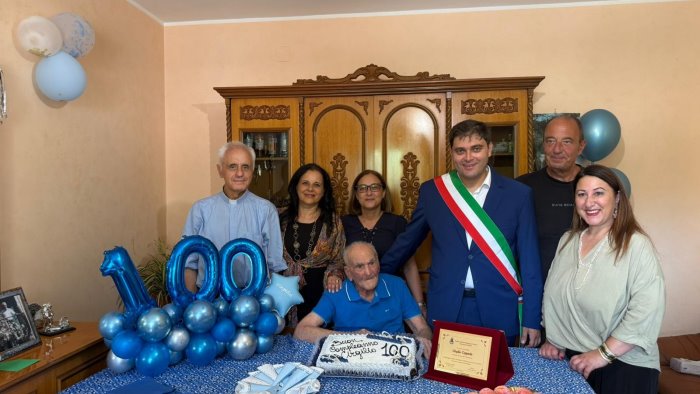 san mango sul calore in festa nonno virgilio taglia il traguardo dei 100 anni