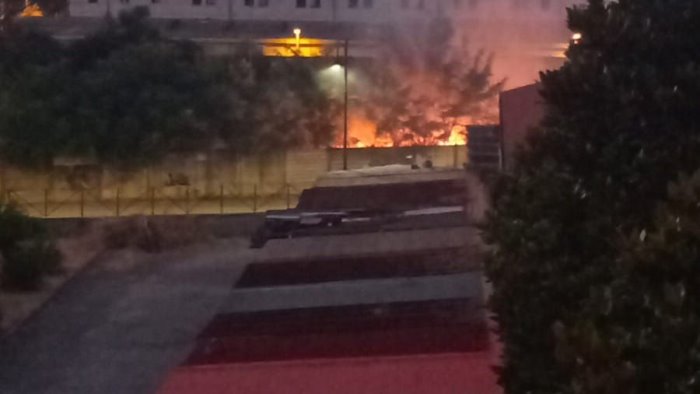 nocera inferiore incendio nel giardino della caserma libroia