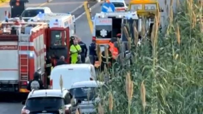 auto si ribalta a montoro ci sono feriti code e caos sul raccordo