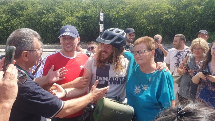 giro dell europa in bici francesco ed il tempo da vivere tutto perche poi passa