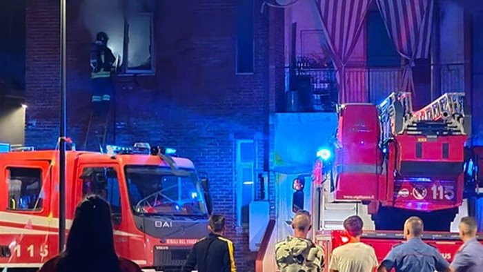 paura a pontecagnano in fiamme un appartamento ferito un vigile del fuoco