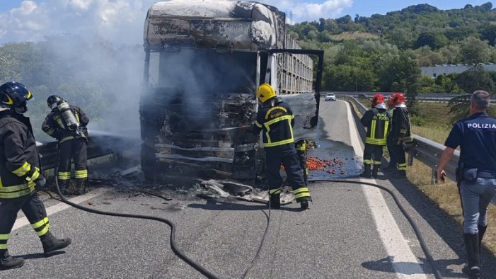 tir in fiamme sull a16 intervento di squadra antincendio e vigili del fuoco