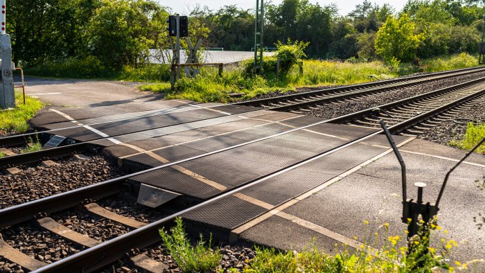 passaggio a livello di via pieta l opposizione sostiene i cittadini