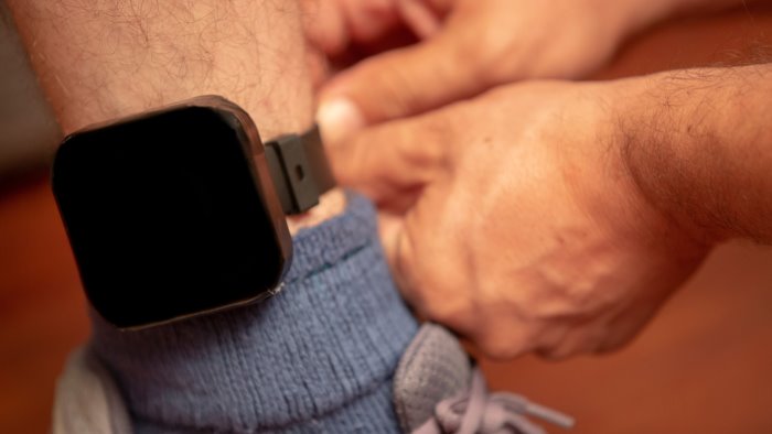 braccialetto spento perche non caricato dolosamente arrestato un 72enne