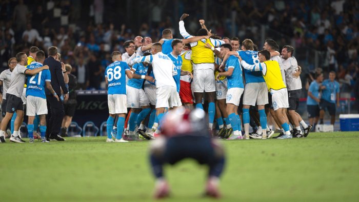 napoli al fotofinish anguissa stende il cagliari