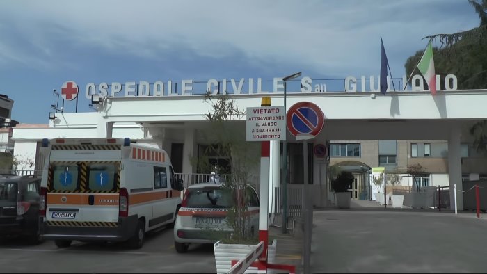 ferito in un incidente picchia il medico che lo stava curando caos in ospedale