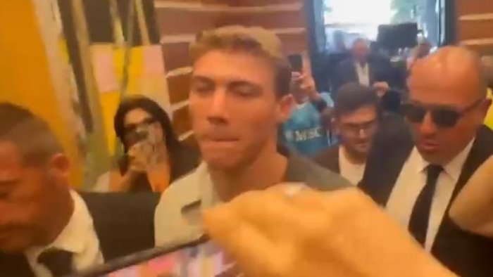 hojlund a roma per le visite mediche presto la firma del nuovo attaccante