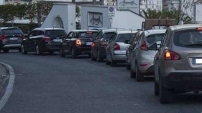 raccordo da oggi galleria di solofra chiusa solo tir nel tunnel monte pergola