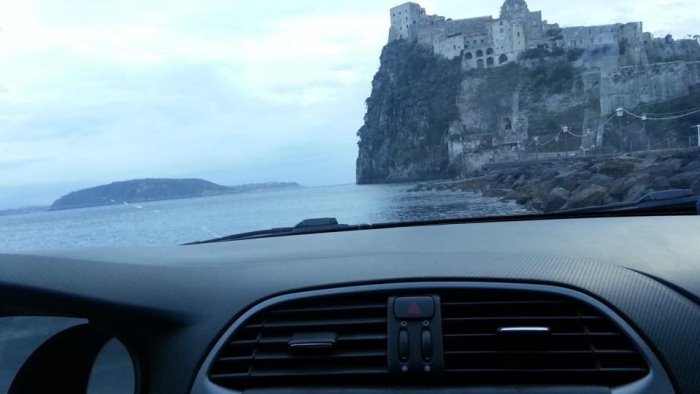 folle fuga a bordo di un imbarcazione inseguito spinge poliziotto in acqua