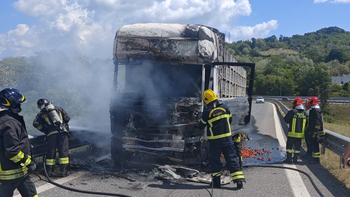 incendio sull a16 intervento tempestivo di gsa l azienda premia soccorritori