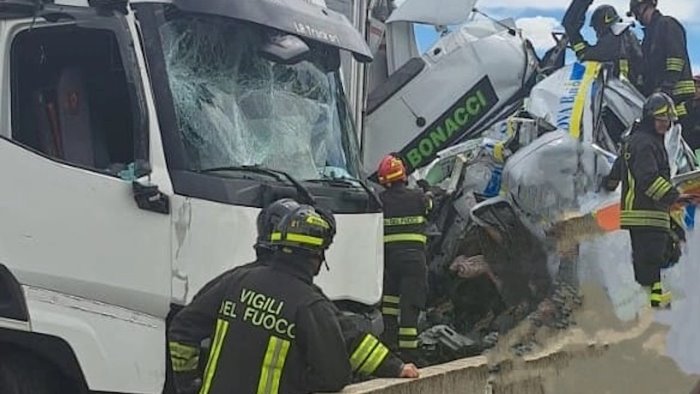 tragedia sull a1 ad arezzo scontro fatale coinvolge ambulanza tre morti