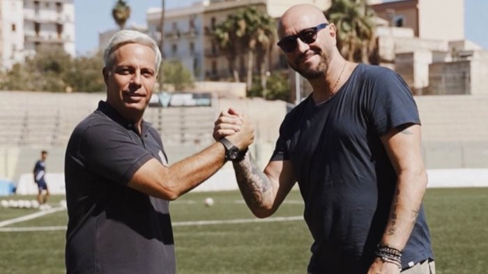 il siracusa avversario salernitana con il caso zenga stipendi mai ricevuti