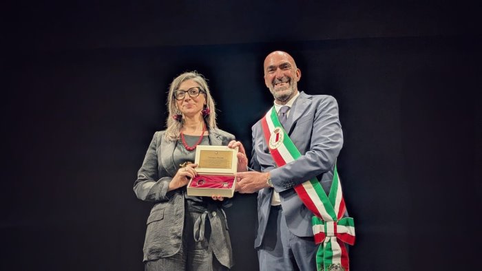 l arianese francesca albanese riceve le chiavi della citta di bari