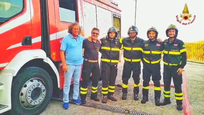 avellino il capo squadra pinto va in pensione il saluto dei vigili del fuoco