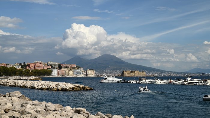 il super yacht boardwalk approda tra il golfo di napoli e la costiera amalfitana