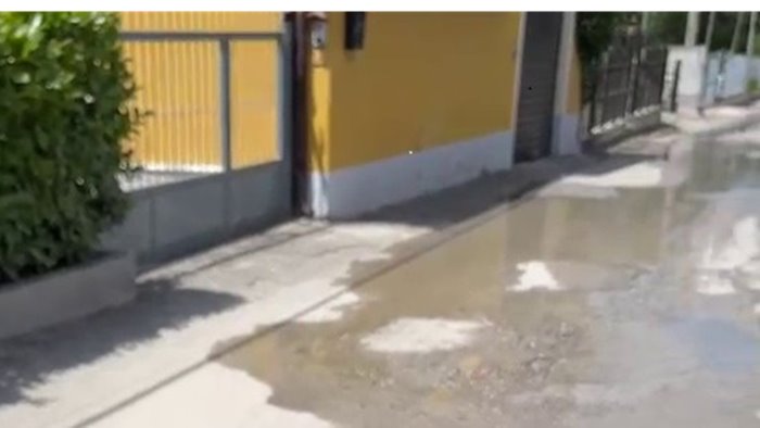 ancora uno spreco enorme di acqua lungo le strade ad ariano ecco patierno