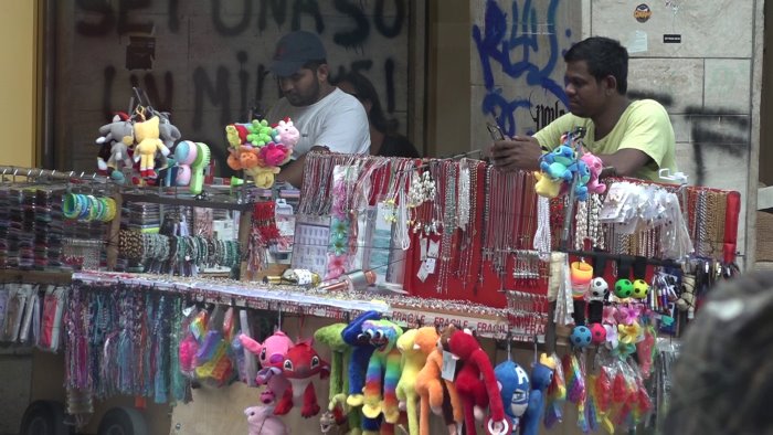 via toledo a napoli da simbolo del commercio a supermarket del falso