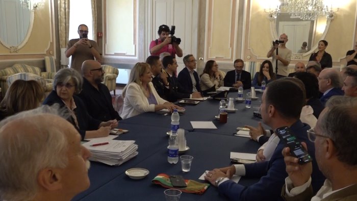 caos e disagi sul raccordo riunione in prefettura si pensa alla modifica orari