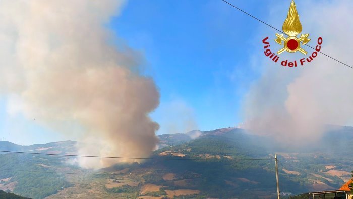 due vasti incendi boschivi tra lauro e moschiano mezzi aerei in azione