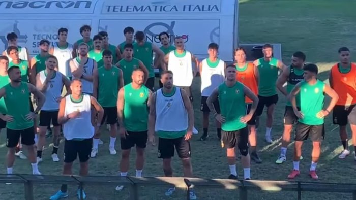 salernitana capuano si allontana il difensore parla ai tifosi della ternana