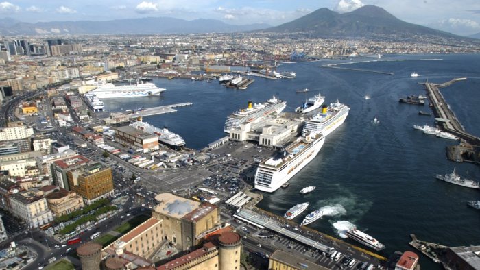 porto di napoli fumata bianca riparte il sistema di autotrasporto