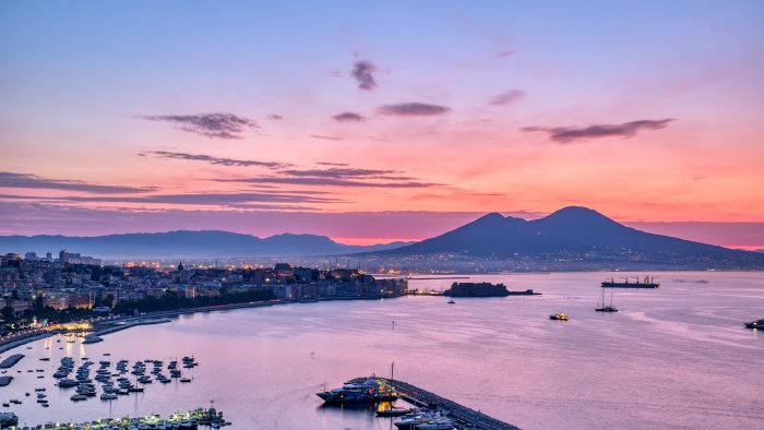 vedi napoli d estate 2025 34 itinerari tra mare storia e concerti all alba