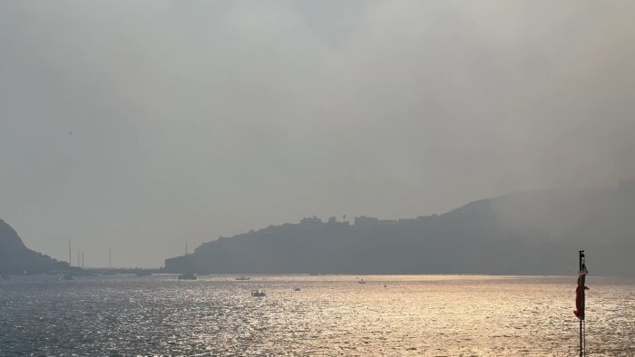 fiamme vicino a case e parco termale domato dopo ore l incendio a ischia