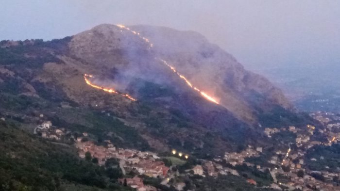 quindici ancora due incendi dolosi in azione la macchina dell anticendio