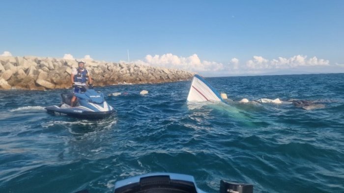 doppio salvataggio in mare della polizia durante la processione a salerno