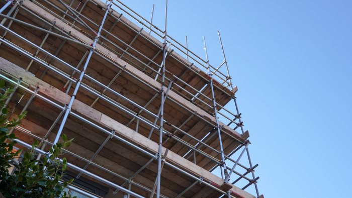 un altro operaio precipita da 6 metri a fuorigrotta grave in ospedale