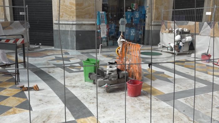 galleria umberto i nel mirino dei vandali ripulite le aree danneggiate