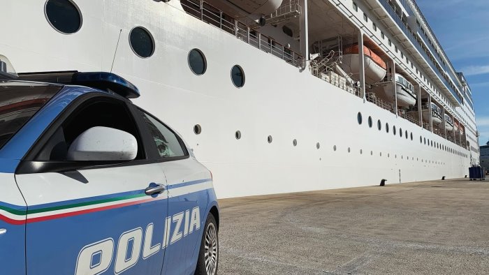 corsa contro il tempo della polizia al porto di bari salvataggio di un uomo