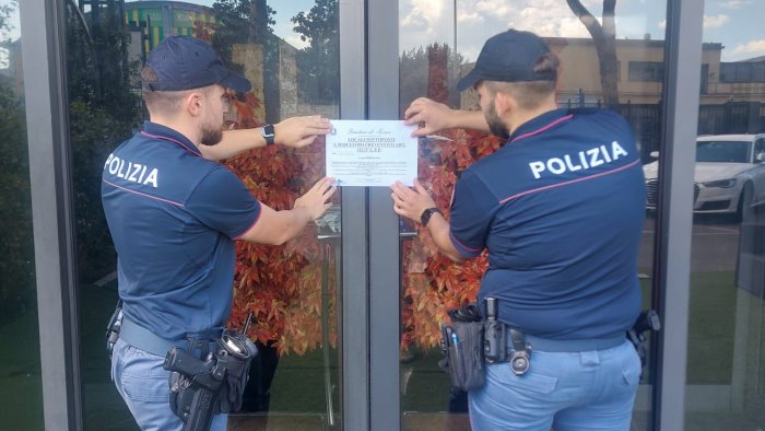 uscite di emergenza fuori uso ratti nella sala e lavoratori irregolari