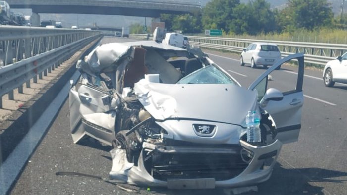 incidente stradale sull a2 auto finisce contro un tir