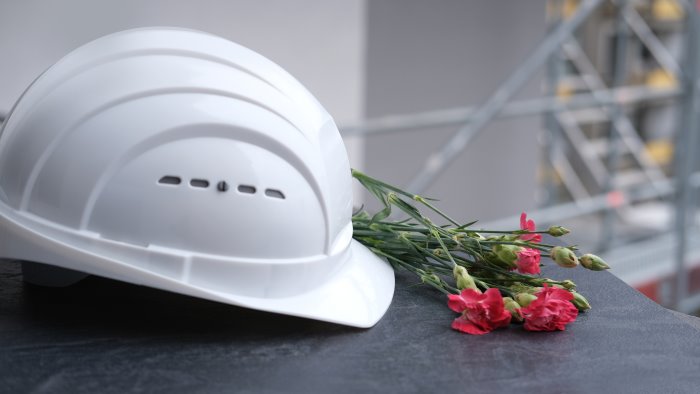 lavoro strage senza fine sepolto da coltre di terra muore operaio