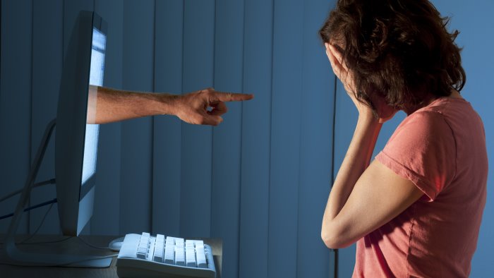 vuole tornare con lei manomette telecamere e minaccia di bruciarle il locale