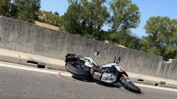 terribile schianto con la moto in autostrada a mirabella eclano un morto