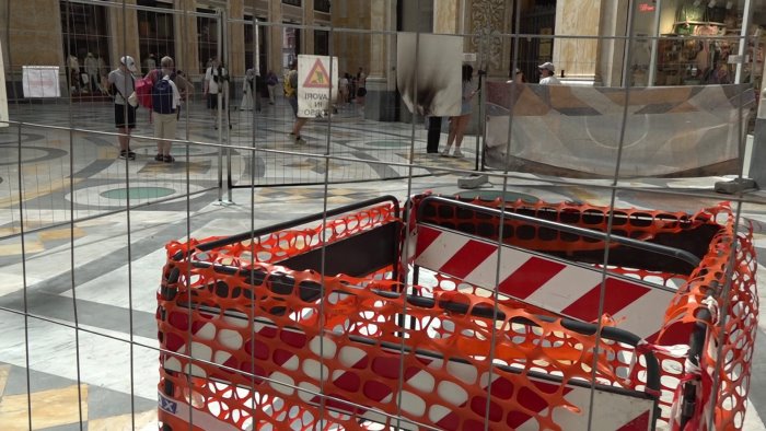 galleria umberto i vandalismo e incendio rallentano il restauro